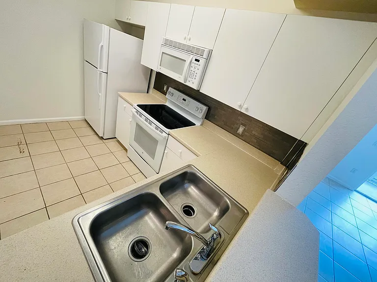 1055 Golden Lakes Blvd #212 — Photo 7