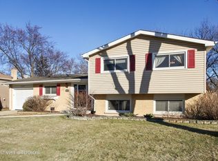2215 N Kennicott Dr, Arlington Heights, IL 60004