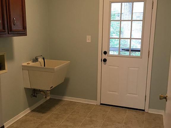 Sunny laundry w/ sink