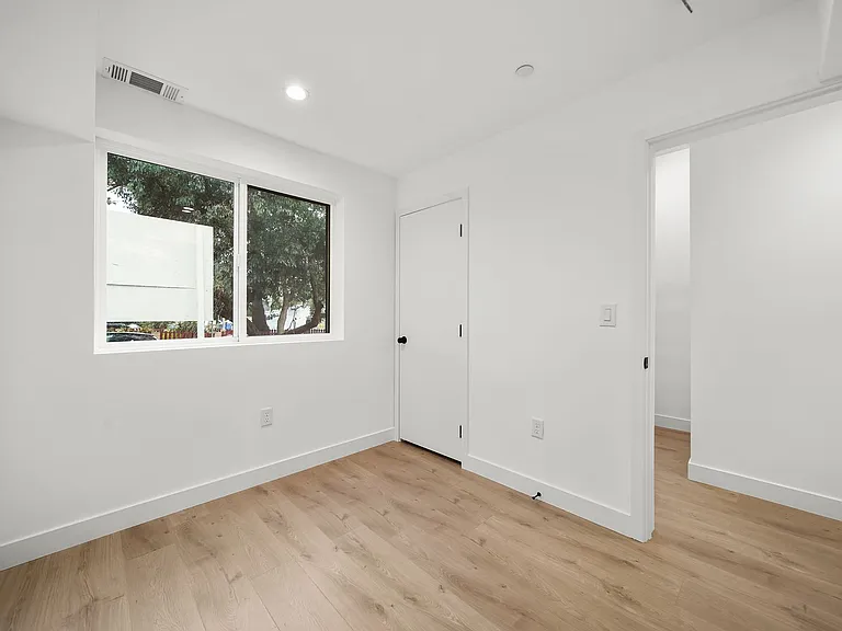 171 S Hoover St — Photo 25