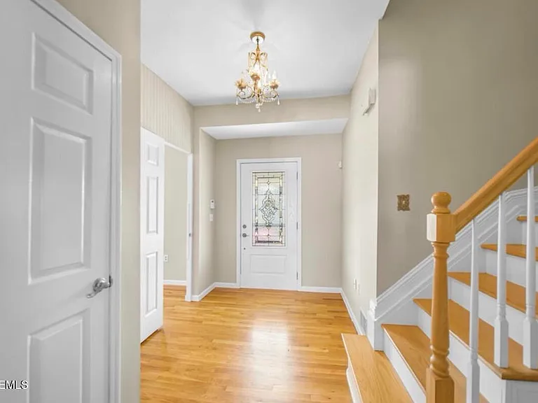 607 McClellan St — Photo 2