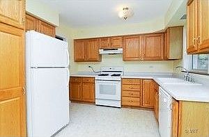 3rd image of 923 N Fernandez Ave