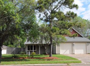 324 Raintree Ln, Lake Jackson, TX 77566