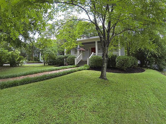 3rd image of 2713 Woodlawn Dr