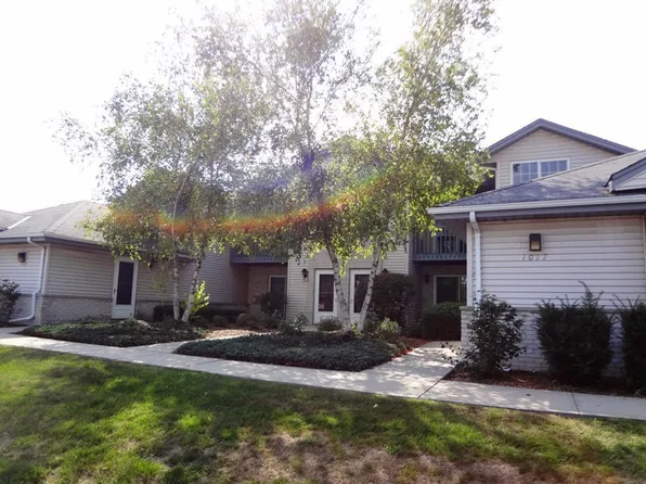 1017 Guthrie Rd, Waukesha, WI 53186