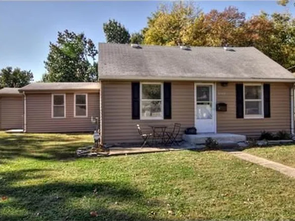 8940 Oak St, Kansas City, MO 64114