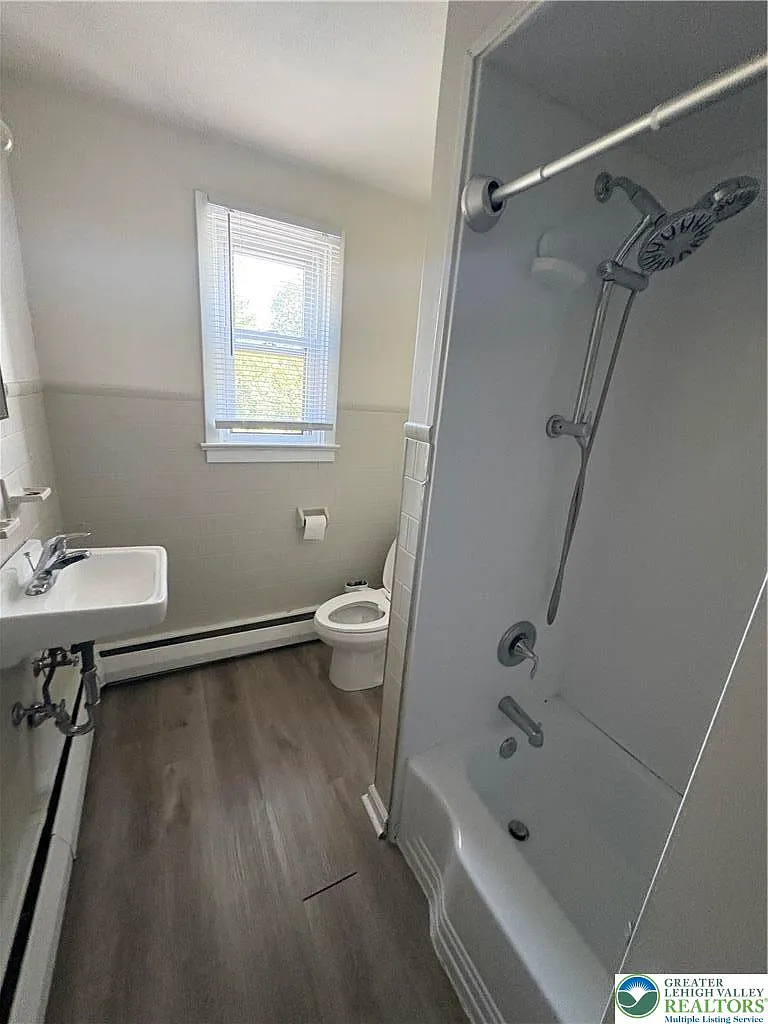 1 bed, 1.0 bath, 900 sqft, $1,600 — Photo 4