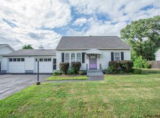 4 Maxwell Rd, Clifton Park, NY 12065