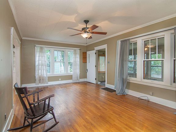 4th image of 619 W University Ave