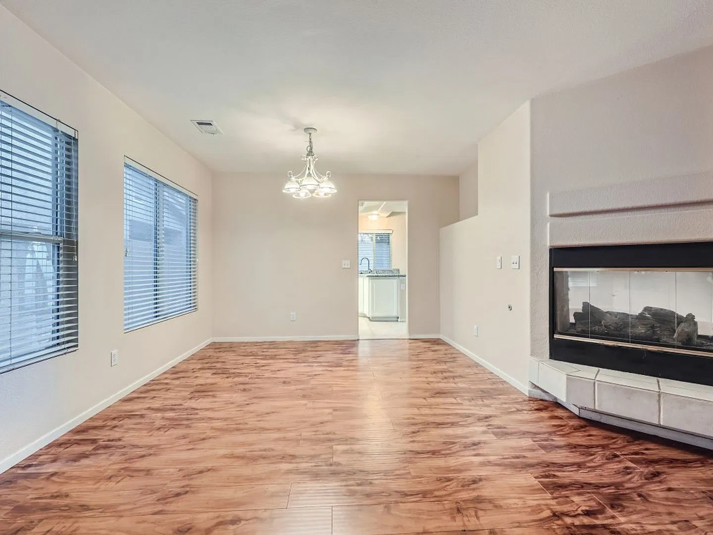 Nice 4 bedroom with a pool in Silverado Ranch area — Photo 3
