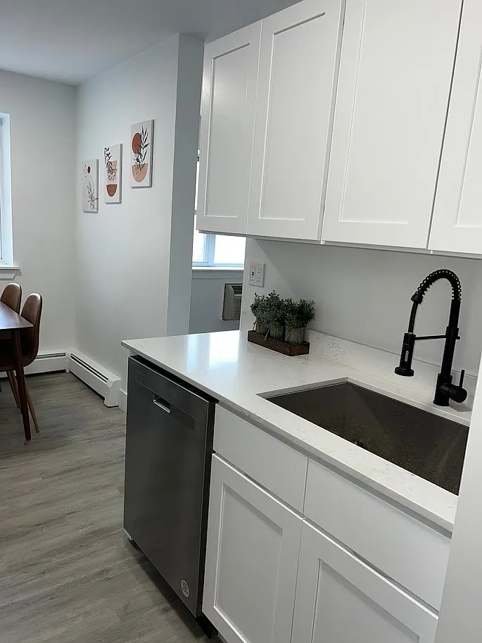2559 W Bryn Mawr Ave — Photo 3