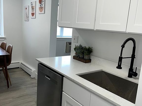 3rd image of 2559 W Bryn Mawr Ave #204