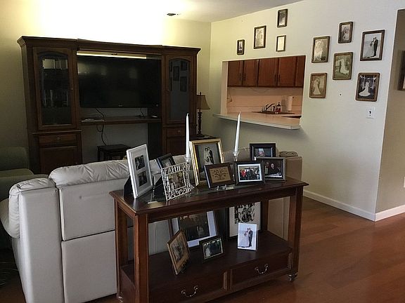 4th image of 85 Cambridge Dr W