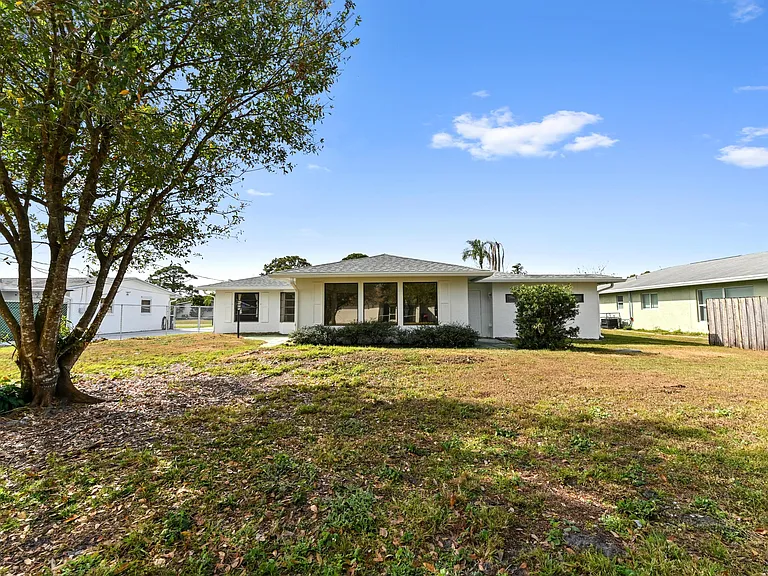 571 SE Anchor Ln — Photo 25