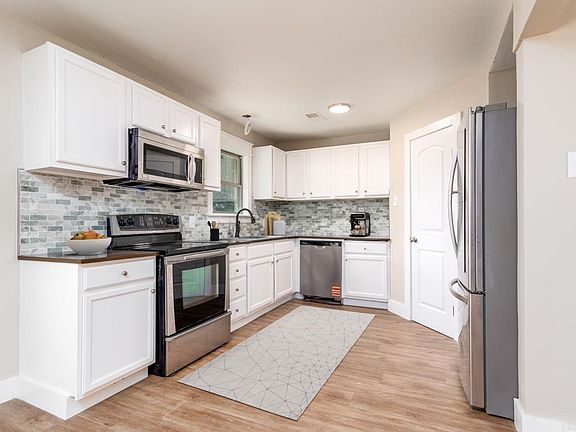 5th image of 4 Simmons Ln