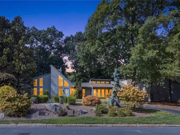 2 Elden Ct, Lincoln, RI 02865