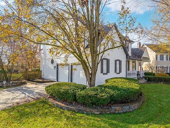 2nd image of 605 NE Ashmont Pl