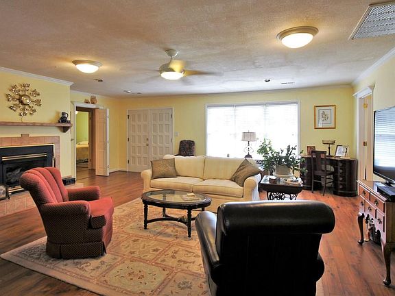 3rd image of 87 Woodwind Dr