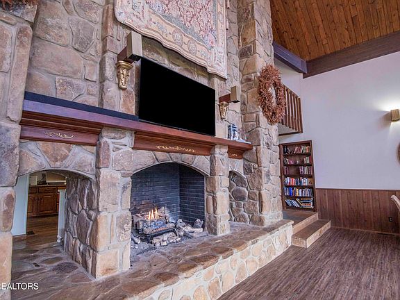 5th image of 1006 Foxdale Dr