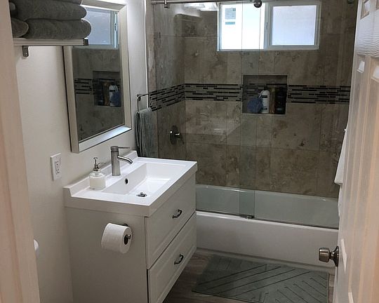 4th image of 1025 W 51st Pl