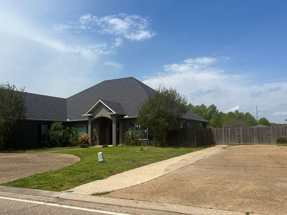 2nd image of 418 E Frenchmans Bend Rd