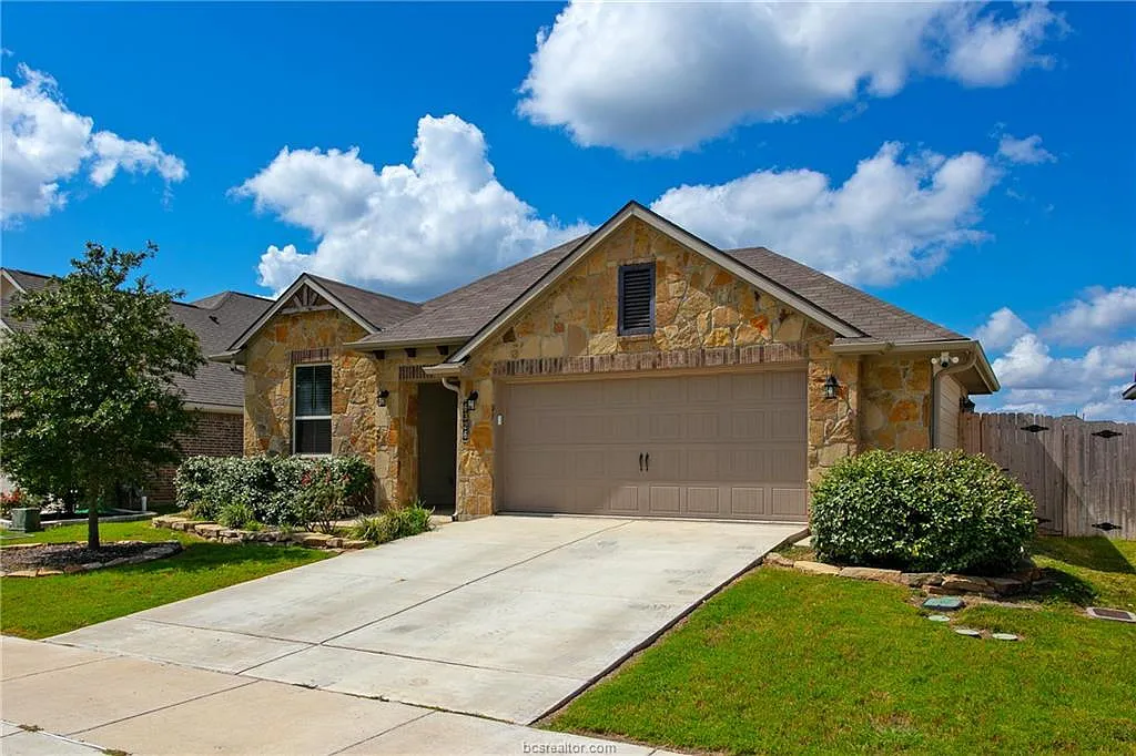 4 bed, 3.0 bath, 2355 sqft, $2,700 — Photo 1