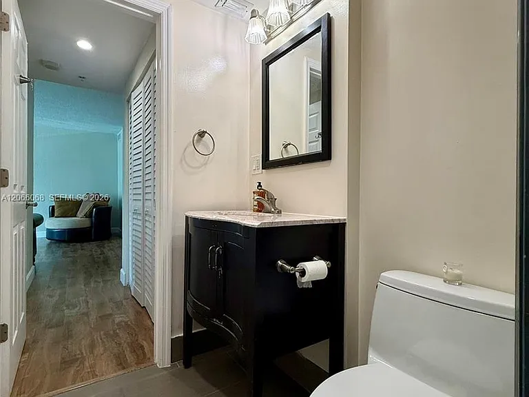 7501 E Treasure Dr #3H — Photo 17