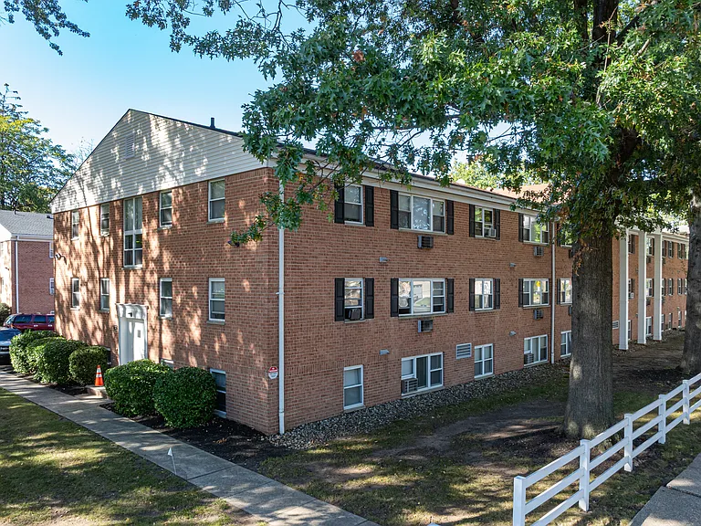 Hamilton Apartments — Photo 20