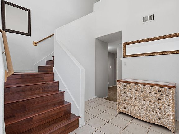 5th image of 5112 Rae Ct NE