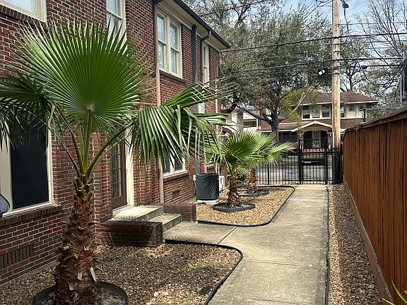 View of main entrance to units from Richmond Ave.