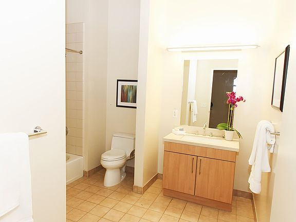 Spacious bath w/laundry