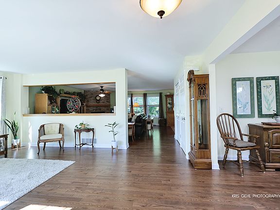 3rd image of 1402 Benton Rd