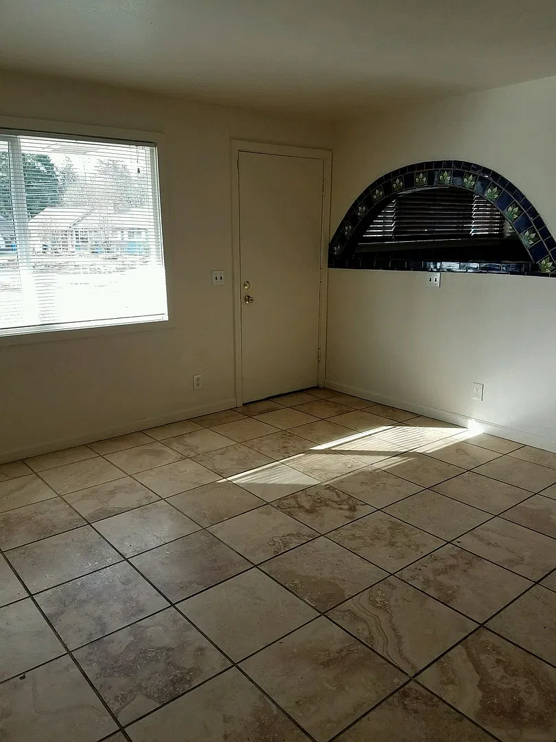 Cute and cozy 3 Bedroom on Extra Large Lot! — Photo 2
