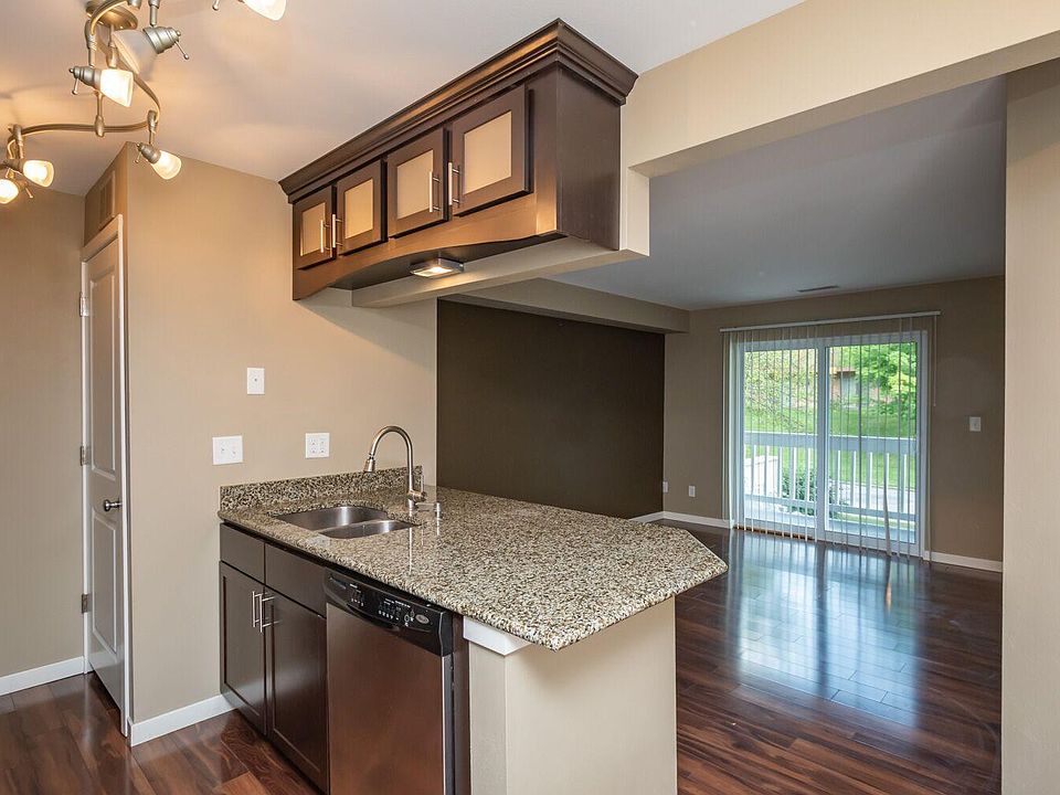 1st image of 1000 Oakcrest St APT 103