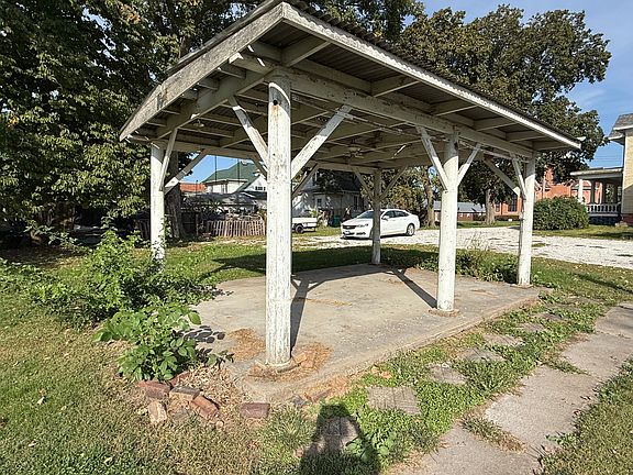 2nd image of 211 E Main St