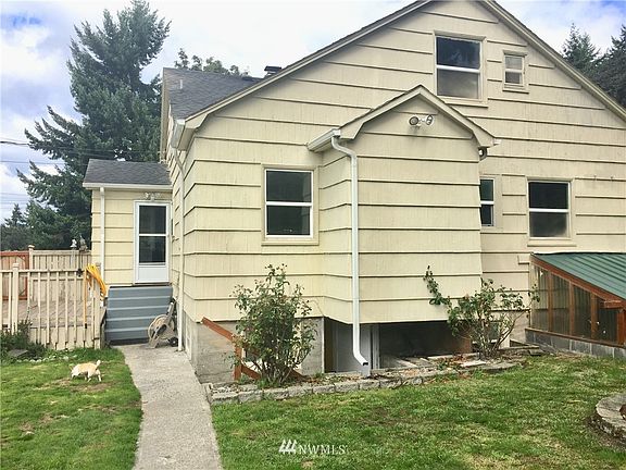 4th image of 2408 Railroad Street