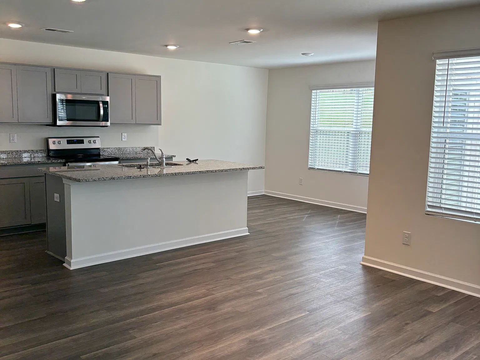3 bed, 2.5 bath, 1634 sqft, $1,849 — Photo 2