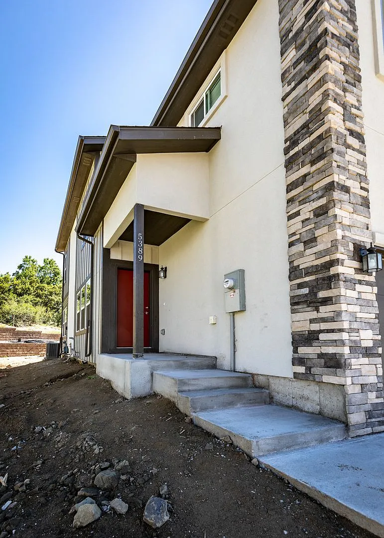 Stunning Like New 3 Bedroom Townhome — Photo 2