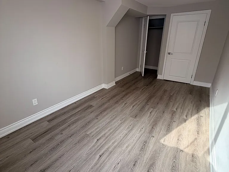 451 Leslie St — Photo 8