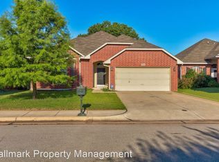 705 Oak Creek Dr, Moore, OK 73160