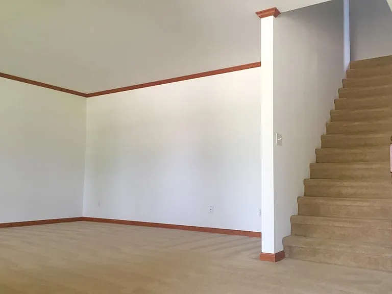 8 Canterbury Ct — Photo 2