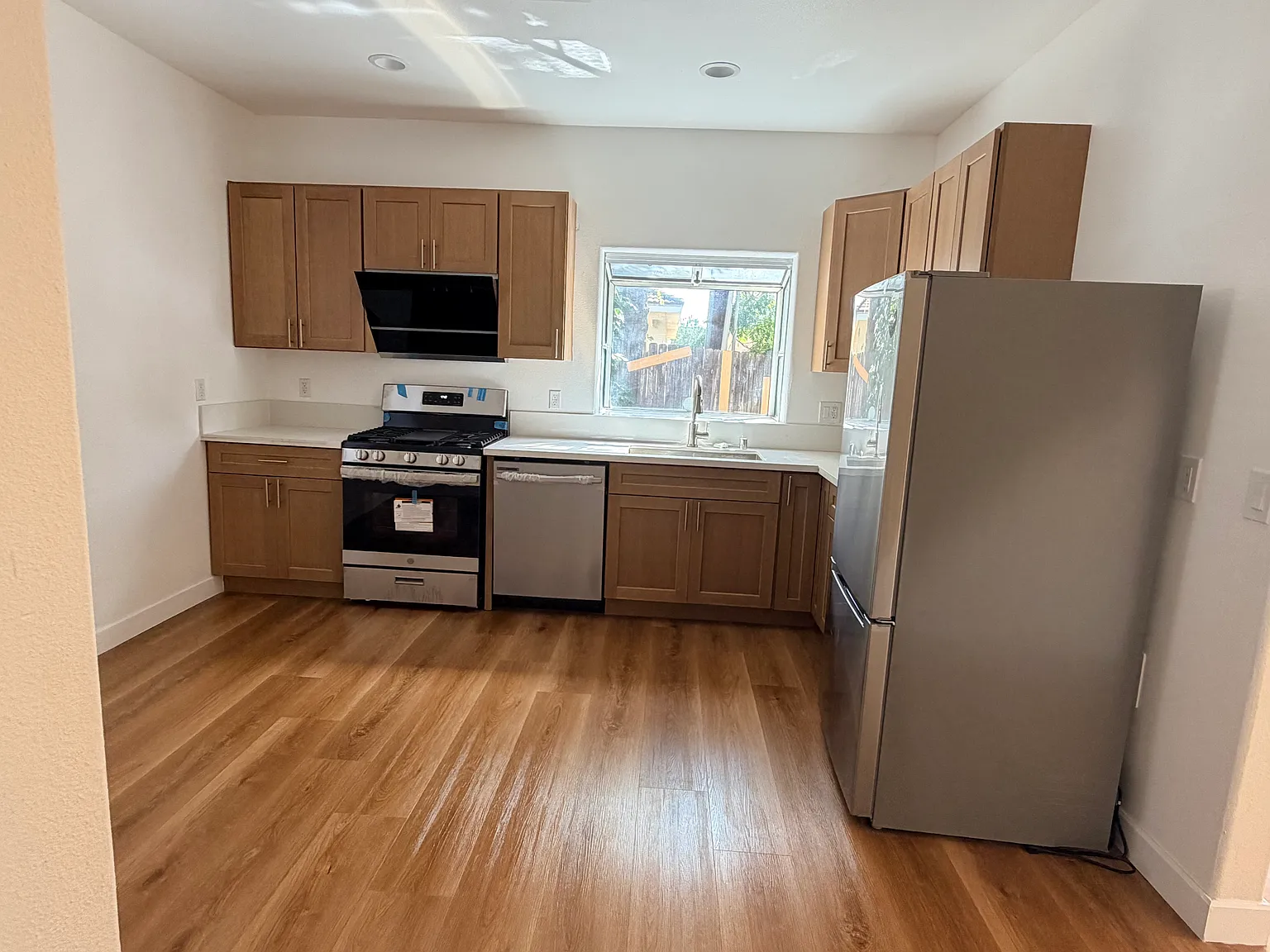 4 bed, 1894 sqft, $4,600 — Photo 3