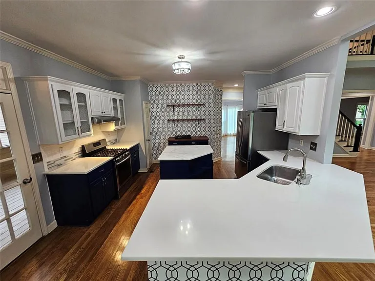 430 Eastbourne Way — Photo 2