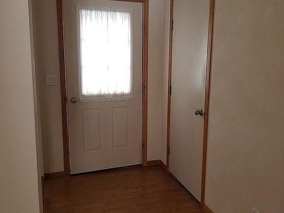 Entry the dr to right garage