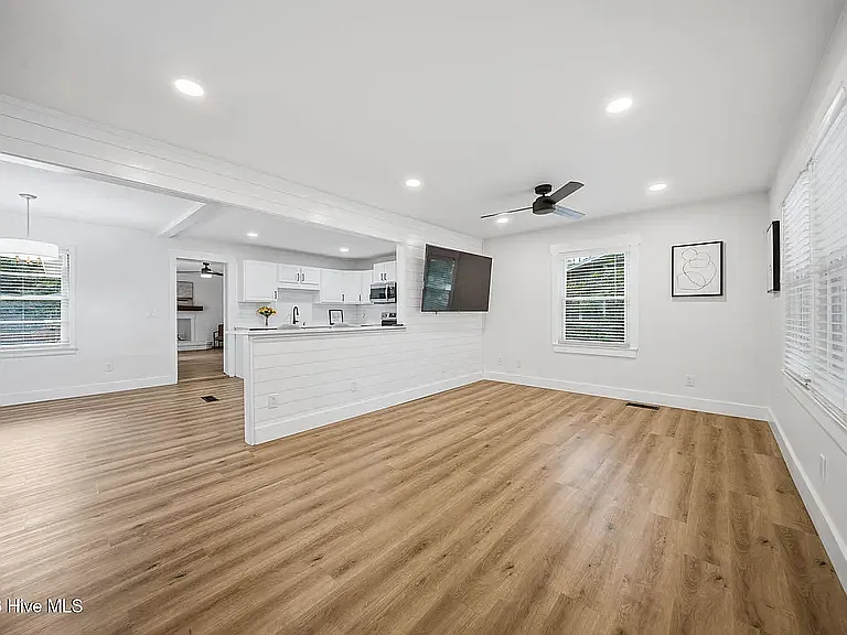 3 bed, 1400 sqft, $2,500 — Photo 2