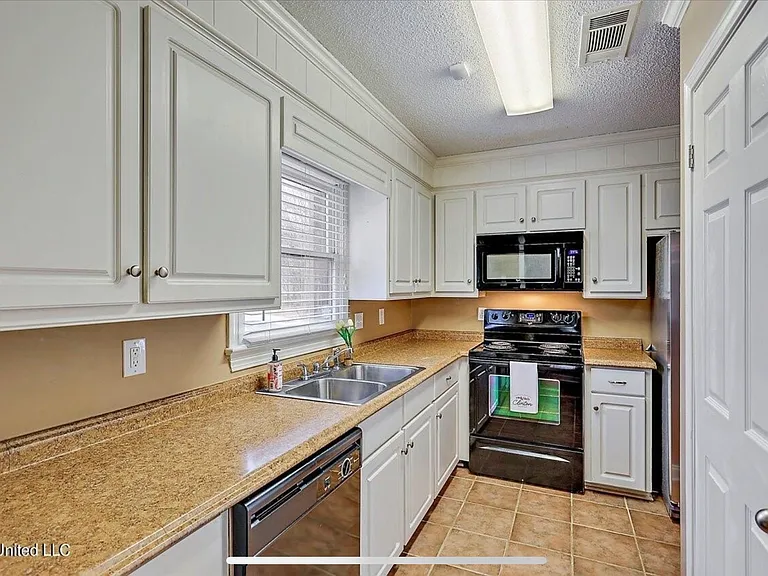 113 Amberwood Dr — Photo 9