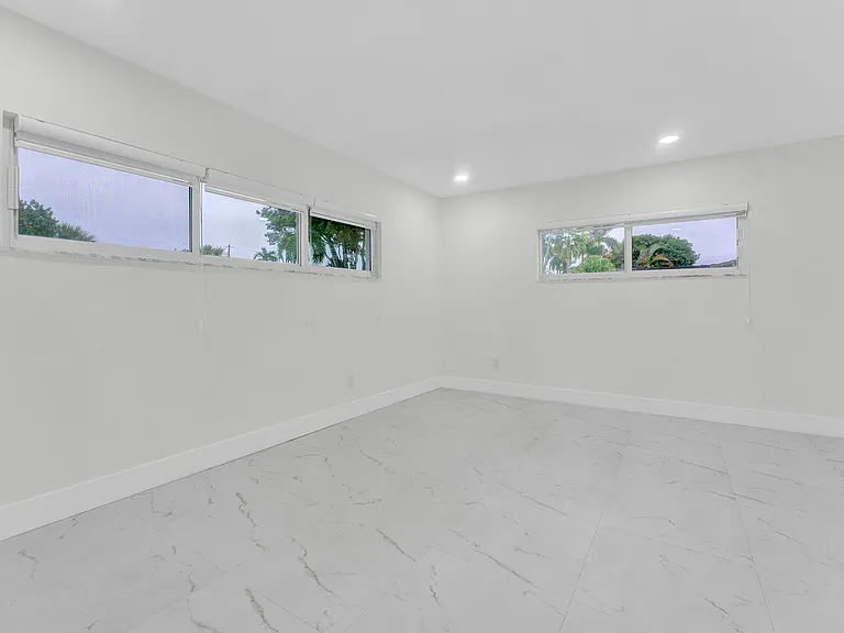 5921 NE 15th Ave — Photo 10
