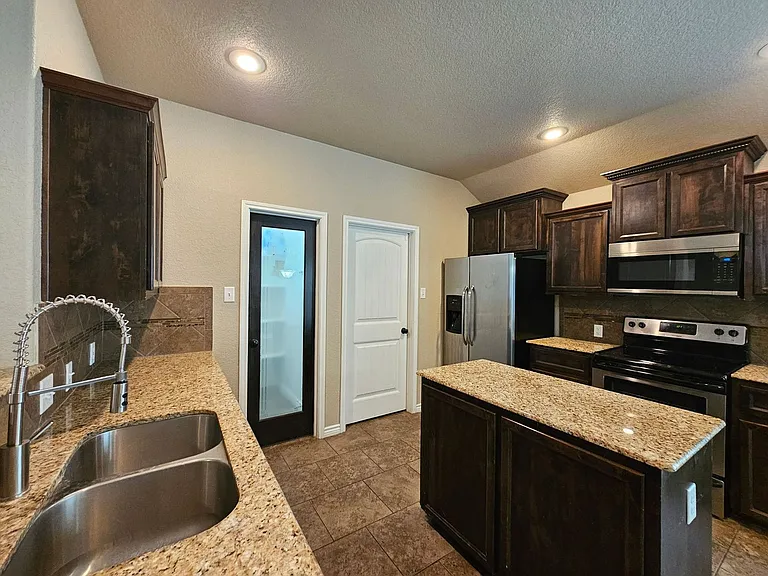 6211 Newcastle Dr — Photo 9