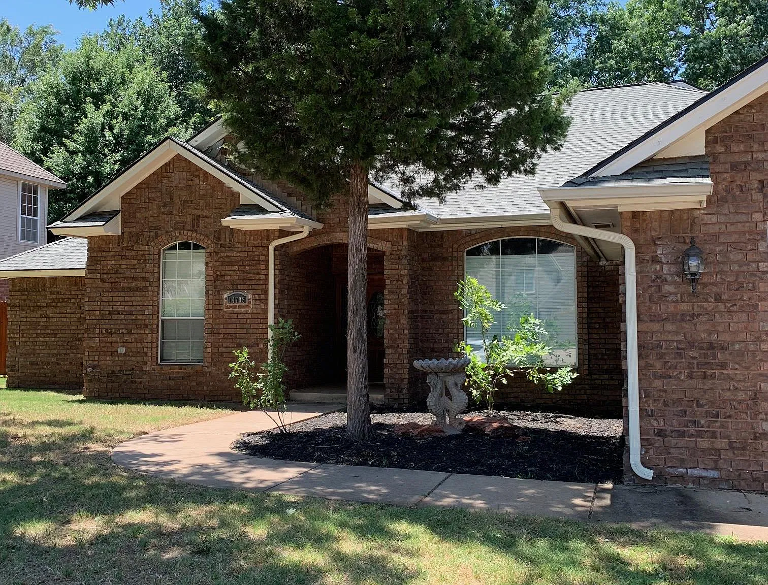 4 bed, 2571 sqft, $1,950 — Photo 2