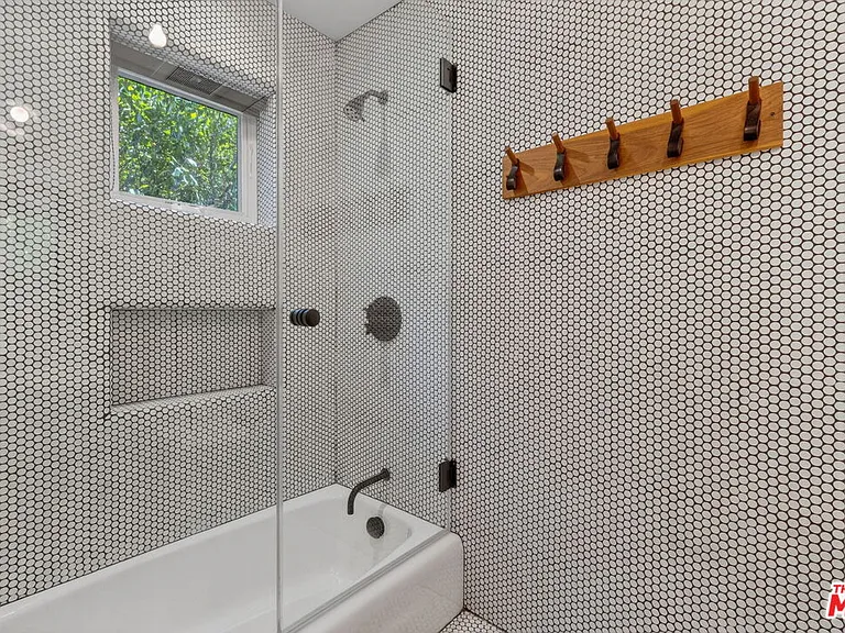 729 N Bedford Dr — Photo 32
